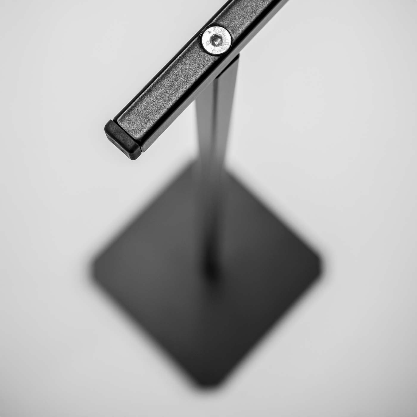 Metal Furniture Complements for the Contract - Emmesystem